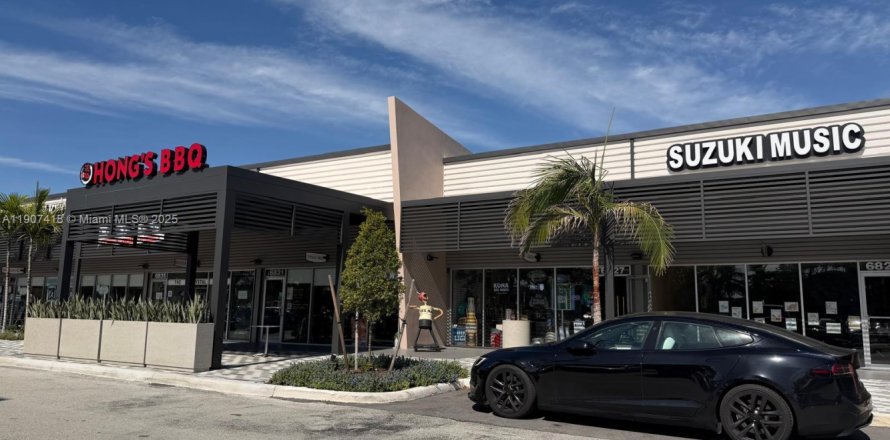 Commercial property in Davie, Florida № 2082057
