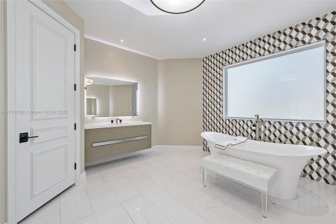 House in Jupiter, Florida 5 bedrooms, 374.58 sq.m. № 1863672 - photo 18