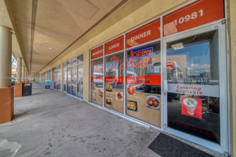 Propiedad comercial en venta en Cutler Bay, Florida № 1862868 - foto 1
