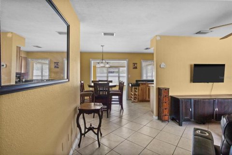 House in Clearwater, Florida 2 bedrooms, 112.5 sq.m. № 1690051 - photo 2