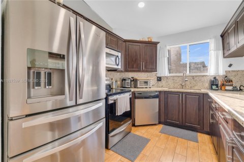 Casa en venta en Miami, Florida, 4 dormitorios, 193.52 m2 № 1987367 - foto 15