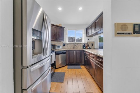 Casa en venta en Miami, Florida, 4 dormitorios, 193.52 m2 № 1987367 - foto 14