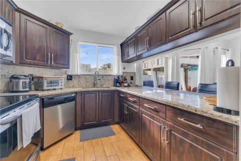 Casa en venta en Miami, Florida, 4 dormitorios, 193.52 m2 № 1987367 - foto 17