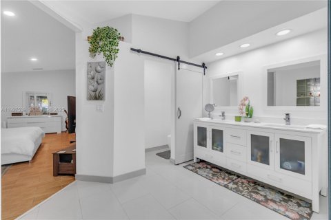 Casa en venta en Miami, Florida, 4 dormitorios, 193.52 m2 № 1987367 - foto 27