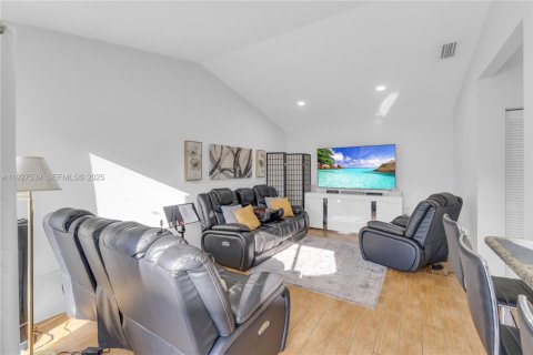 Casa en venta en Miami, Florida, 4 dormitorios, 193.52 m2 № 1987367 - foto 20