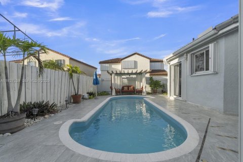 Casa en venta en Miami, Florida, 4 dormitorios, 193.52 m2 № 1987367 - foto 4