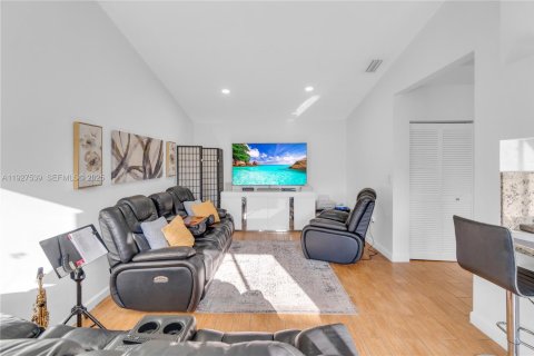 Casa en venta en Miami, Florida, 4 dormitorios, 193.52 m2 № 1987367 - foto 21