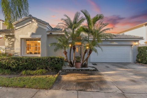 Casa en venta en Miami, Florida, 4 dormitorios, 193.52 m2 № 1987367 - foto 1