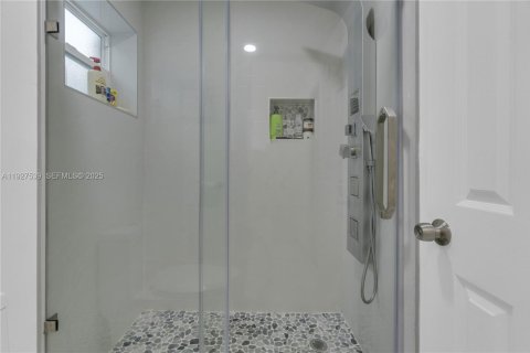 Casa en venta en Miami, Florida, 4 dormitorios, 193.52 m2 № 1987367 - foto 29