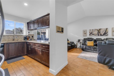 Casa en venta en Miami, Florida, 4 dormitorios, 193.52 m2 № 1987367 - foto 13