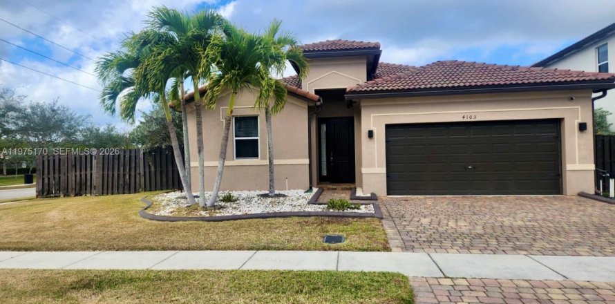 House in Homestead, Florida 3 bedrooms, 157.75 sq.m. № 2041467