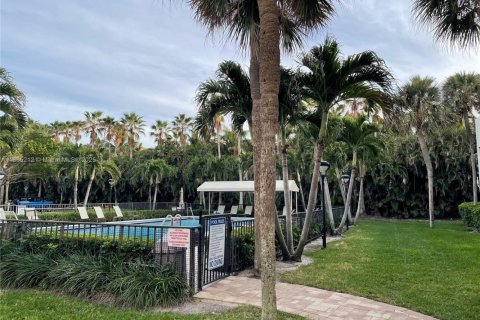 Condo in Highland Beach, Florida, 2 bedrooms № 1983409 - photo 10