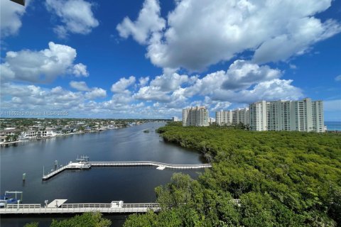 Condo in Highland Beach, Florida, 2 bedrooms № 1983409 - photo 1