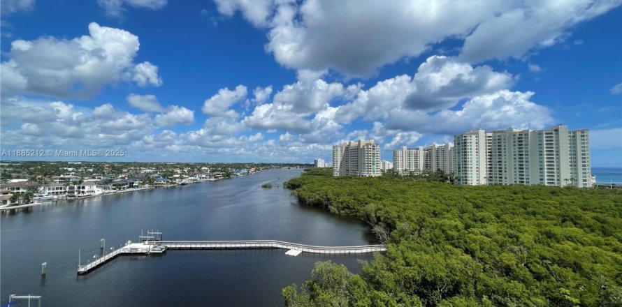 Condo in Highland Beach, Florida, 2 bedrooms № 1983409