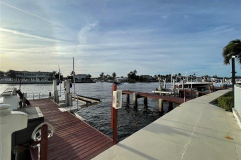 Condo in Highland Beach, Florida, 2 bedrooms № 1983409 - photo 13