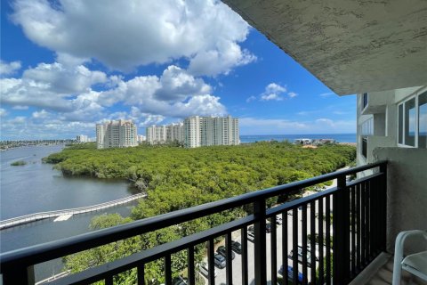 Condo in Highland Beach, Florida, 2 bedrooms № 1983409 - photo 2