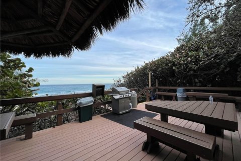 Condo in Highland Beach, Florida, 2 bedrooms № 1983409 - photo 14