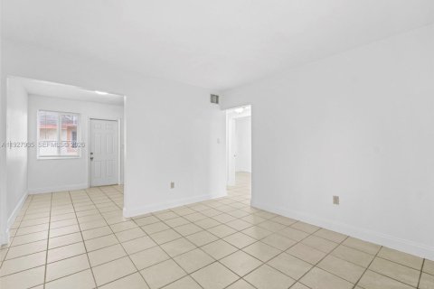 Снять в аренду виллу или дом в Майами, Флорида 2 спальни, 62.71м2, № 1988246 - фото 16