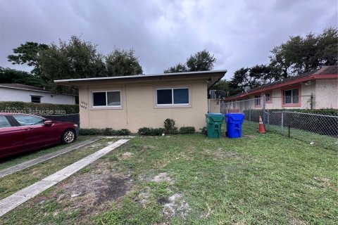 Снять в аренду виллу или дом в Майами, Флорида 2 спальни, 62.71м2, № 1988246 - фото 2