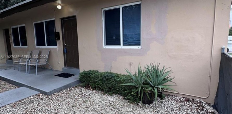 Дом в Майами, Флорида 2 спальни, 62.71м2 № 1988246