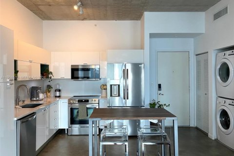 Снять в аренду кондоминиум в Майами, Флорида 1 спальня, 60.48м2, № 2031605 - фото 2