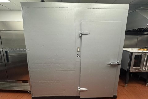 Propiedad comercial en venta en Coral Gables, Florida № 2000837 - foto 3