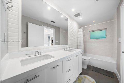 Villa ou maison à vendre à Miami Beach, Floride: 4 chambres, 279.82 m2 № 2025410 - photo 23