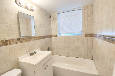 Commercial property in Miami, Florida 437.76 sq.m. № 1702876 - photo 18
