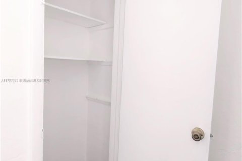 Commercial property in Miami, Florida 437.76 sq.m. № 1702876 - photo 8