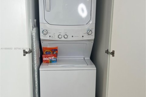 Condo in Miami, Florida, 2 bedrooms  № 2060790 - photo 16