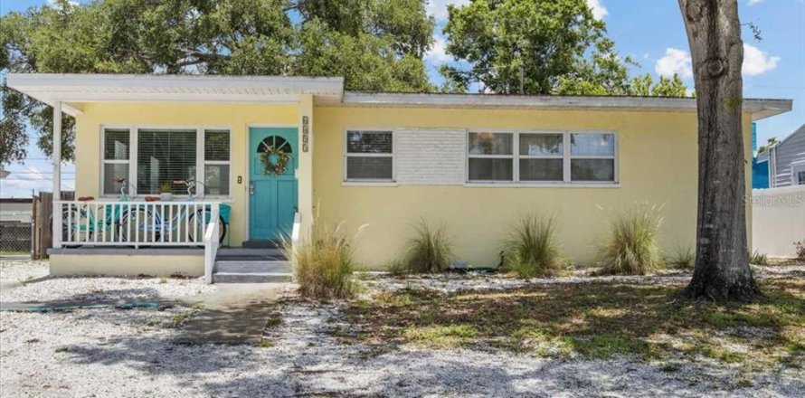 House in Saint Petersburg, Florida 3 bedrooms, 109.62 sq.m. № 1786135