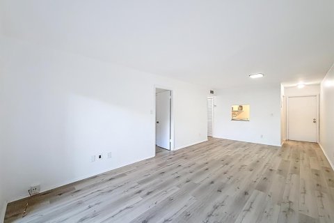 Condo in Deerfield Beach, Florida, 2 bedrooms № 2245394 - photo 12