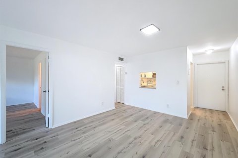 Condo in Deerfield Beach, Florida, 2 bedrooms № 2245394 - photo 3