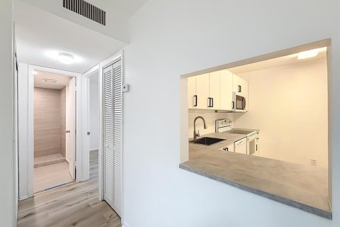 Condo in Deerfield Beach, Florida, 2 bedrooms № 2245394 - photo 9