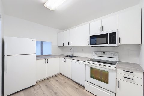 Condo in Deerfield Beach, Florida, 2 bedrooms № 2245394 - photo 6