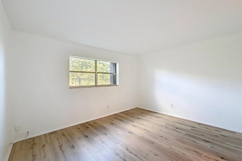 Condo in Deerfield Beach, Florida, 2 bedrooms № 2245394 - photo 13