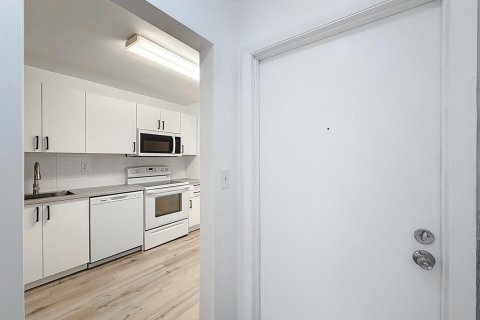 Condo in Deerfield Beach, Florida, 2 bedrooms № 2245394 - photo 5