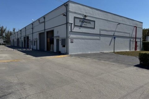 Commercial property in Hialeah Gardens, Florida № 2038319