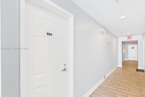 Copropriété à louer à Miami, Floride: 2 chambres, 190.82 m2 № 2084257 - photo 2