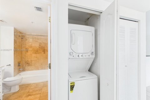 Copropriété à louer à Miami, Floride: 2 chambres, 190.82 m2 № 2084257 - photo 8