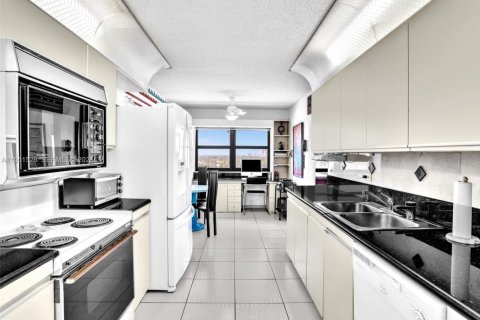 Condo in Hollywood, Florida, 2 bedrooms № 2090233 - photo 26