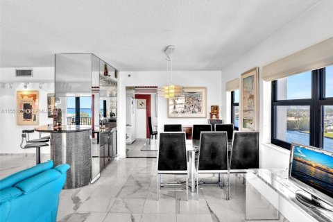 Condo in Hollywood, Florida, 2 bedrooms № 2090233 - photo 16