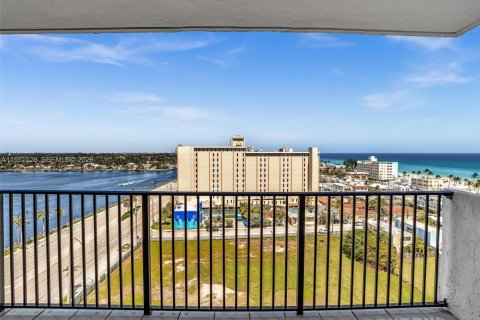 Condo in Hollywood, Florida, 2 bedrooms № 2090233 - photo 2