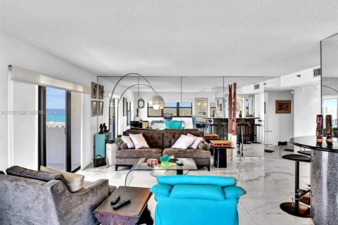 Condo in Hollywood, Florida, 2 bedrooms № 2090233 - photo 14