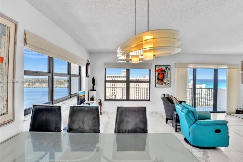 Condo in Hollywood, Florida, 2 bedrooms № 2090233 - photo 19