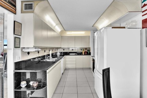 Condo in Hollywood, Florida, 2 bedrooms № 2090233 - photo 23