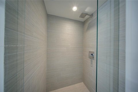 Condo in Sunny Isles Beach, Florida, 2 bedrooms  № 1698445 - photo 22
