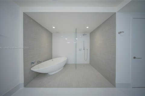 Condo in Sunny Isles Beach, Florida, 2 bedrooms  № 1698445 - photo 17
