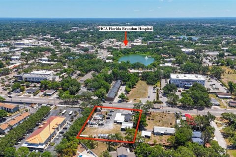 Propiedad comercial en Brandon, Florida 317.17 m2 № 2103864