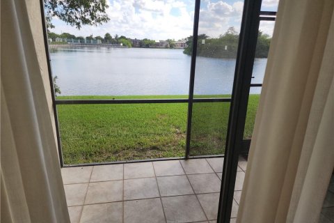 Condo in Oakland Park, Florida, 2 bedrooms  № 1050030 - photo 1